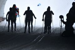 Rusové a Bělorusové kvůli invazi dál nesmí do soutěží Mezinárodní lyžařské federace