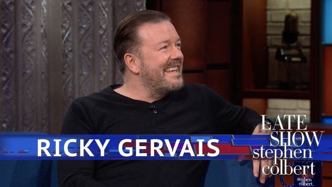 V talkshow Stephena Colberta vysvětluje Ricky Gervais, proč má raději psy než bohy.