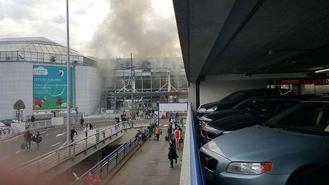 Na bruselském letišti a v metru došlo k bombovým útokům. Podívejte se na první záběry