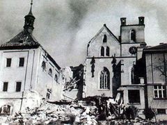 Vybombardovaný klášter na Slovanech