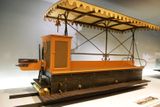 Firma se nebojí přiznat, že se někdy vydala i cestou slepých uliček. Motorová tramvaj je z roku 1891, Siemensova elektrická existovala již o deset let dříve.