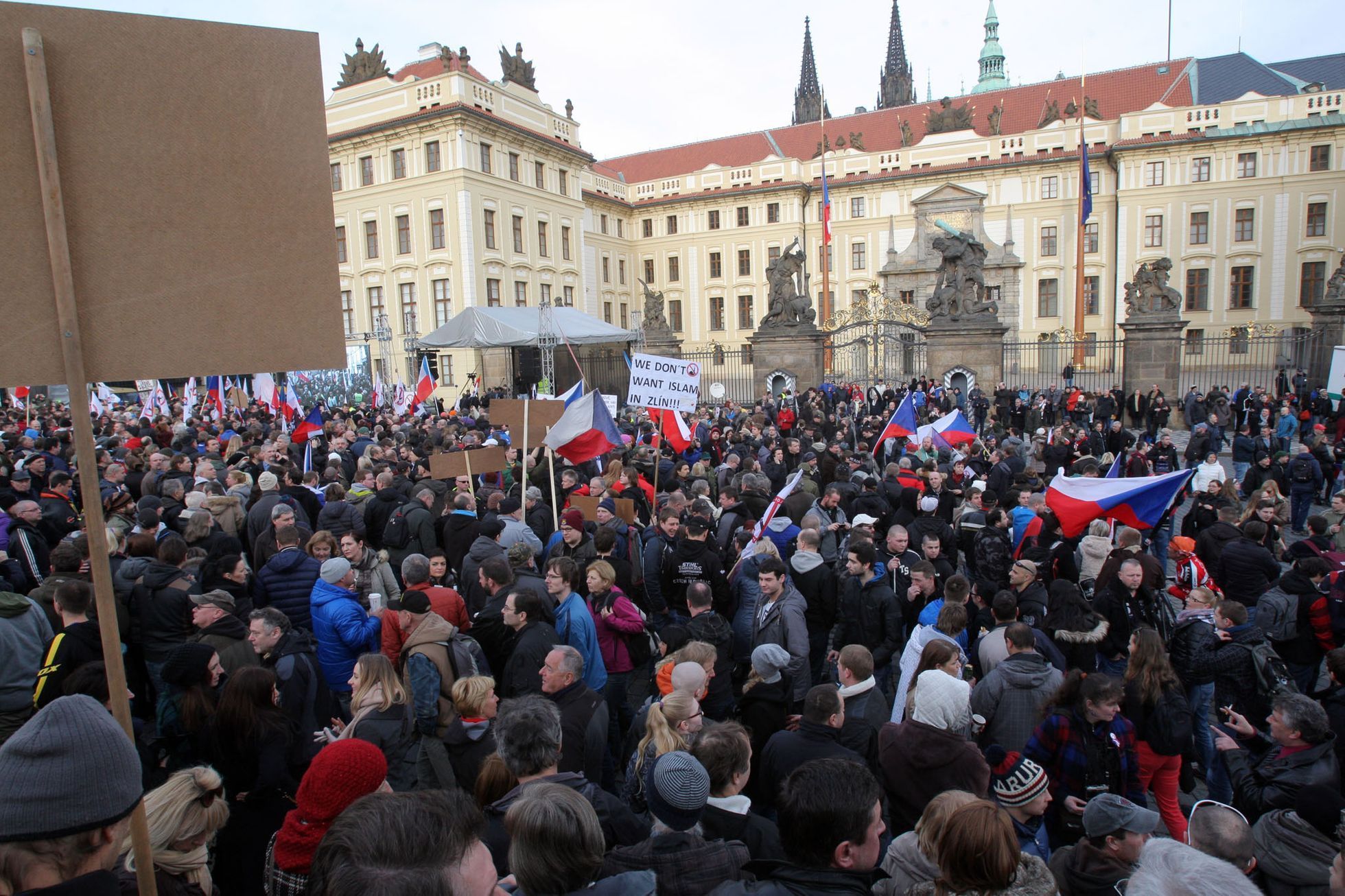 Stop islámu. Demonstrace na Hradčanském náměstí