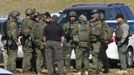 Law enforcement officials including the FBI have a meeting near the scene of a shooting and hostage taking near Midland City, Alabama February 1, 2013. Residents in a rural Alabama town prayed on Friday and called for the release of a 5-year-old boy being held captive for a fourth day by a man accused of shooting a school bus driver and then taking the child hostage. REUTERS/Phil Sears (UNITED STATES - Tags: CRIME LAW) Published: Úno. 1, 2013, 9:33 odp.