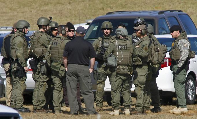 Law enforcement officials including the FBI have a meeting near the scene of a shooting and hostage taking near Midland City, Alabama February 1, 2013. Residents in a rural Alabama town prayed on Friday and called for the release of a 5-year-old boy being held captive for a fourth day by a man accused of shooting a school bus driver and then taking the child hostage. REUTERS/Phil Sears (UNITED STATES - Tags: CRIME LAW) Published: Úno. 1, 2013, 9:33 odp.