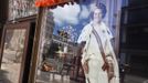 A portrait of Dutch Queen Beatrix is seen at the window of a shop, opposite the royal palace in Amsterdam April 28, 2013. The Netherlands is preparing for Queen's Day on April 30, which will also mark the abdication of Queen Beatrix and the investiture of her eldest son Willem-Alexander. REUTERS/Cris Toala Olivares(NETHERLANDS - Tags: ROYALS POLITICS TRAVEL) Published: Dub. 28, 2013, 3:07 odp.