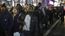 People line up along a street in Manhattan to take buses back to the Brooklyn borough in the aftermath of Hurricane Sandy in New York November 1, 2012. New York City subway trains crawled back to limited service after being shut down since Sunday but the lower half of Manhattan still lacked power and surrounding areas such as Staten Island, the New Jersey shore and the city of Hoboken remained crippled from a record storm surge and flooding. REUTERS/Carlo Allegri (UNITED STATES - Tags: ENVIRONMENT DISASTER TRANSPORT) Published: Lis. 1, 2012, 11:53 odp.