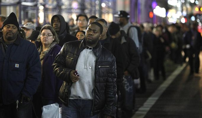 People line up along a street in Manhattan to take buses back to the Brooklyn borough in the aftermath of Hurricane Sandy in New York November 1, 2012. New York City subway trains crawled back to limited service after being shut down since Sunday but the lower half of Manhattan still lacked power and surrounding areas such as Staten Island, the New Jersey shore and the city of Hoboken remained crippled from a record storm surge and flooding. REUTERS/Carlo Allegri (UNITED STATES - Tags: ENVIRONMENT DISASTER TRANSPORT) Published: Lis. 1, 2012, 11:53 odp.