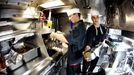 April 24, 2011 - Cape Canaveral, Florida, U.S. - -- Cape Canaveral, Fla. -- Jesse Sincock, left, Culinary Specialist Second Class, and Tyler Keyes, left, Culinary Specialist Seaman, of Stillwater, Minnesota, prepare lunch aboard the USS Annapolis (SSN 760), a S6G nuclear reactor powered fast attack submarine, sailing from Cape Canaveral on Sunday. The USS Annapolis measures 362 ft. in length and 33 ft. at the beam, a diving depth of over 400 ft., 27+ mph, 12 vertical launch missile tubes, 4 torpedo tubes, and a crew of 130 enlisted submariners. The submarine was commissioned April 11, 1992 with its homeport in Groton, Connecticut. USS Annapolis sailed to the 21st Anniversary of Fleet Week at Port Everglades, Fort Lauderdale. (Credit Image: © Gary Coronado/The Palm Beach Post) ( automatický překlad do češtiny )