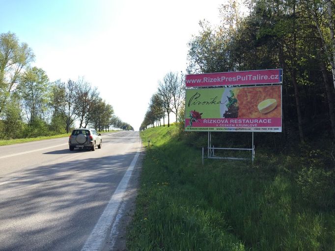 Přenosný billboard v místě, kde nesmí stát. Snímek je z jihočeské silnice I/39 mezi Českými Budějovicemi na Českým Krumlovem.