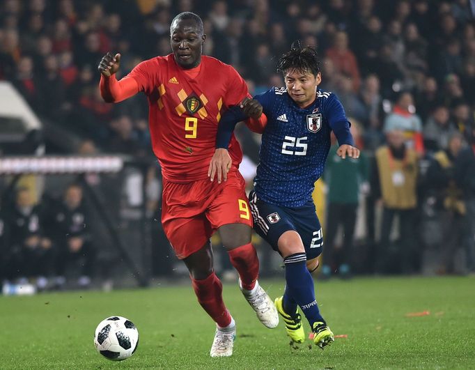 Romelu Lukaku a Kazuki Nagasawa