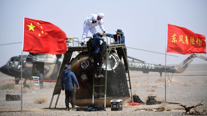 V poušti Gobi přistáli tři čínští astronauti ve vesmírné lodi Šen-čou 13, kteří strávili poslední půl rok na čínské vesmírné stanici.