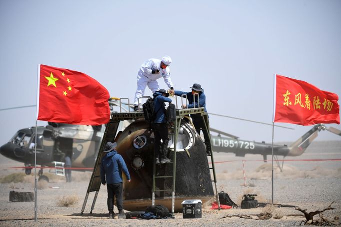 V poušti Gobi přistáli tři čínští astronauti ve vesmírné lodi Šen-čou 13, kteří strávili poslední půl rok na čínské vesmírné stanici.