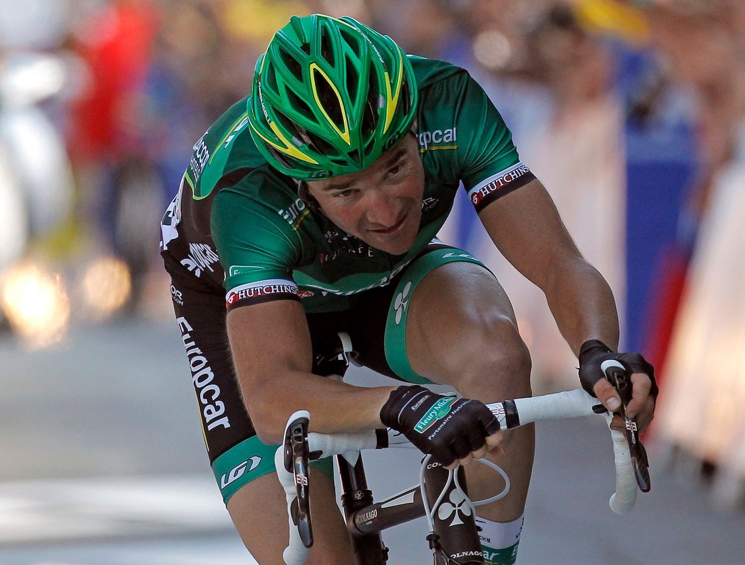 Francouzský cyklista Thomas Voeckler ze stáje Europcar dojíždí závod v desáté etapě Tour de France 2012.
