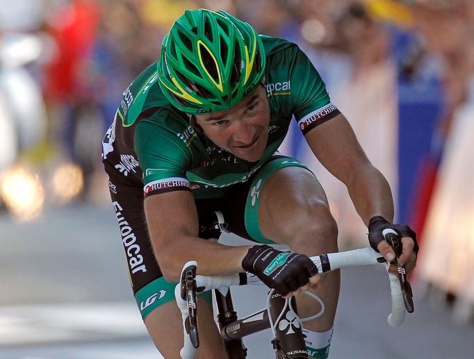 Francouzský cyklista Thomas Voeckler ze stáje Europcar dojíždí závod v desáté etapě Tour de France 2012.