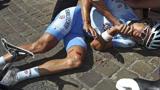 Tour de France: Bolestivé pády, blázni i protesty