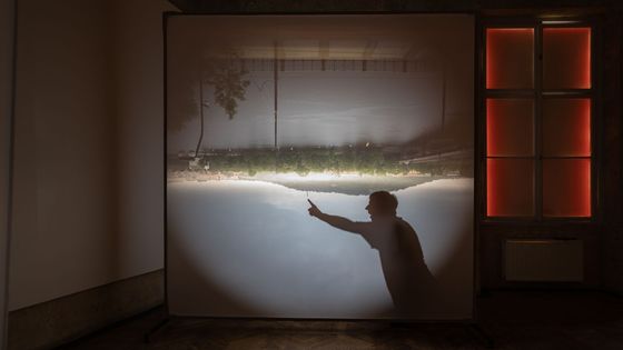 Světloplach. Výstava Petra Nikla vtahuje do hry dění na Smetanově nábřeží