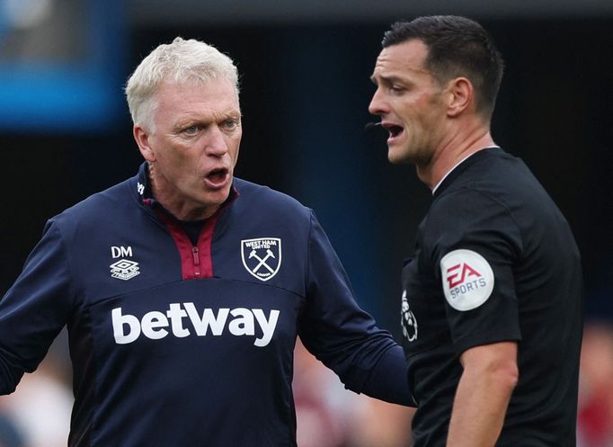 Soccer Football - Premier League - Chelsea v West Ham United - Stamford Bridge, London, Britain - September 3, 2022 West Ham United manager David Moyes talks to referee A