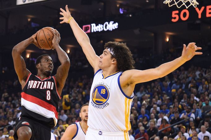 Al-Farouq Aminu (Portland Trail Blazers) a Anderson Varejao (Golden State Warriors)