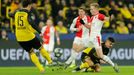 Mats Hummels a Petr Ševčík v zápase LM Borussia Dortmund - Slavia