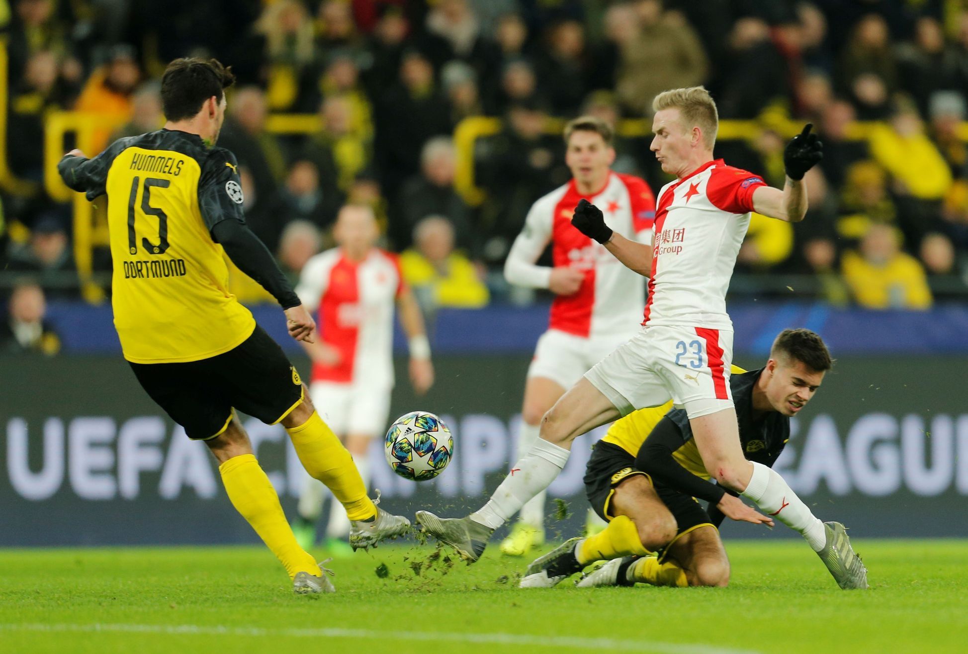 Mats Hummels a Petr Ševčík v zápase LM Borussia Dortmund - Slavia