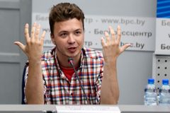 Běloruský soud poslal opozičního novináře Prataseviče na osm let do vězení