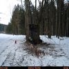 Auto čelním nárazem přerazilo strom