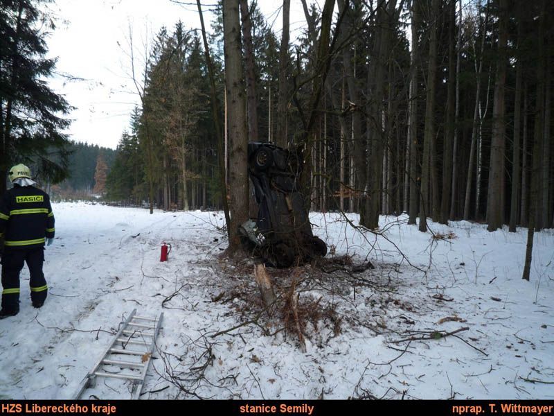 Auto čelním nárazem přerazilo strom