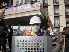 Proruští aktivisté před budovou oblastní správy v Doněcku na východě Ukrajiny. (8. dubna 2014)