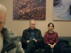 Stellan Skarsgård jako Tomas a Andrea Bræin Hovigová v roli Anji.