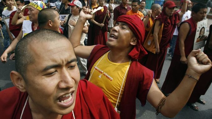 Tibetští vyhoštěnci křičí hesla během pondělního protestu. Nové Dilí, Indie