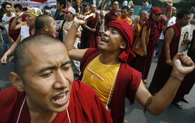 Tibetští vyhoštěnci křičí hesla během pondělního protestu. Nové Dilí, Indie