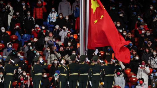 Vztyčení čínské vlajky na závěr olympijských her