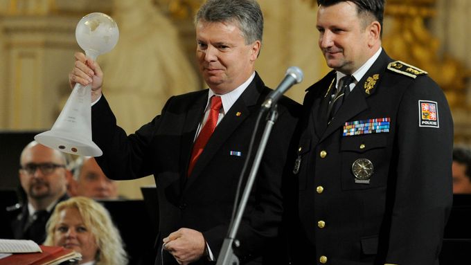 Policista roku Jaromír Badin (vlevo) s policejním prezidentem Tomášem Tuhým.