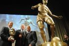 Držitel Zlatého míče dostal ke kulatému výročí zlatou sochu...