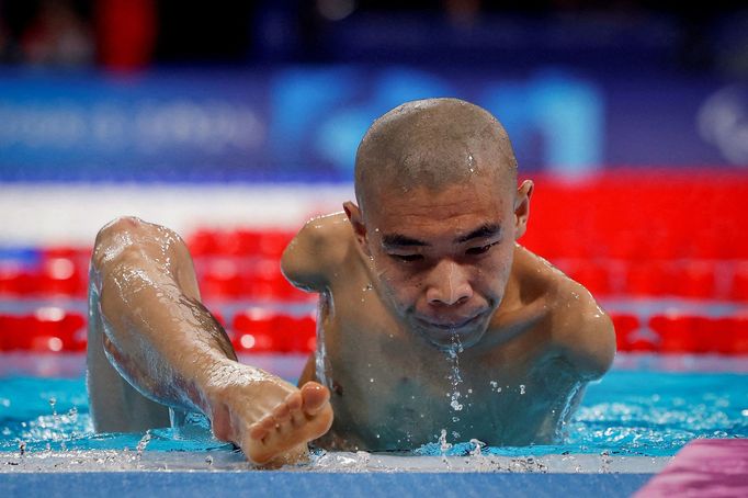 Paris 2024 Paralympics - Swimming - Men's 50m Butterfly - S5 Heats - Paris La Defense Arena, Nanterre, France - September 6, 2024 Jincheng Guo of China reacts after winni