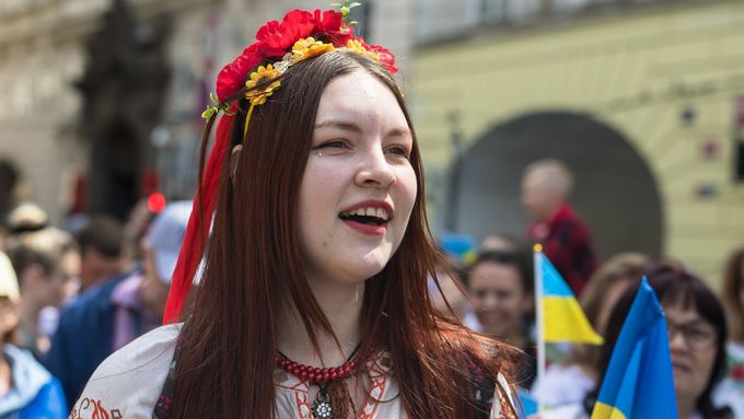 Foto: Děkujeme, Češi! Tisíc Ukrajinců v pestrobarevných krojích prošlo Prahou