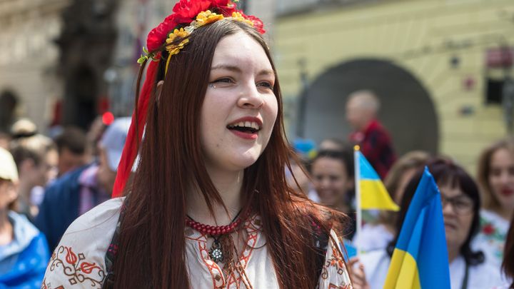 Foto: Děkujeme, Češi! Tisíc Ukrajinců v pestrobarevných krojích prošlo Prahou; Zdroj foto: Jakub Plíhal