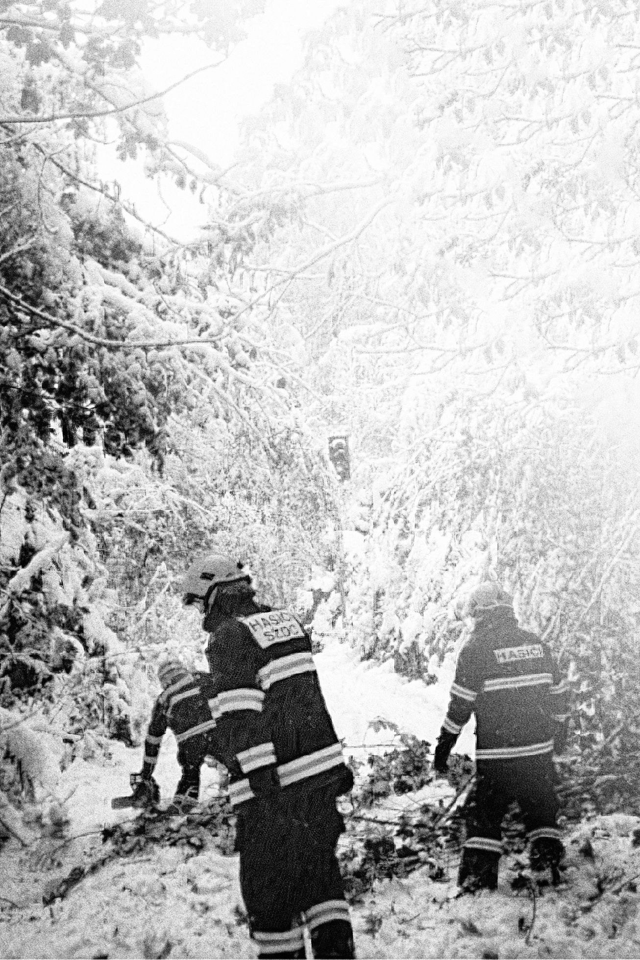 Jednorázové užití / Fotogalerie / Na sníh třeba i se stíhačkou. Pocta kreativitě obětavých železničářů
