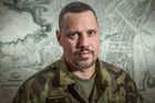 Útok nožem na generála, převoz na operaci. Špičky armády řeší nebezpečný incident