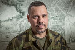 Útok nožem na generála, převoz na operaci. Špičky armády řeší nebezpečný incident