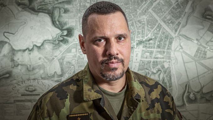 Sedmačtyřicetiletý brigádní generál Roman Hyťha dohlíží i na zavádění dronů do české armády, v pátek skončil v nemocnici.