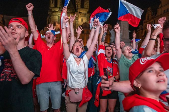 Fanoušci na Staroměstském náměstí v Praze sledují finále mezi Českem a Švýcarskem na MS v hokeji 2024.