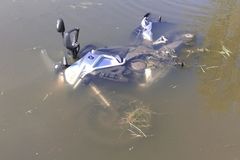 Motorkář předjížděl kolonu, po srážce s autem spadl do rybníka