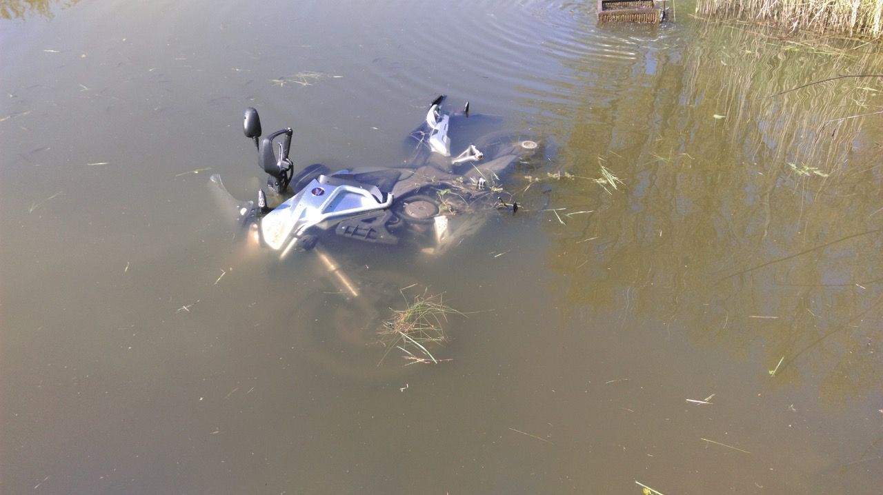 Motorka po nehodě v rybníce