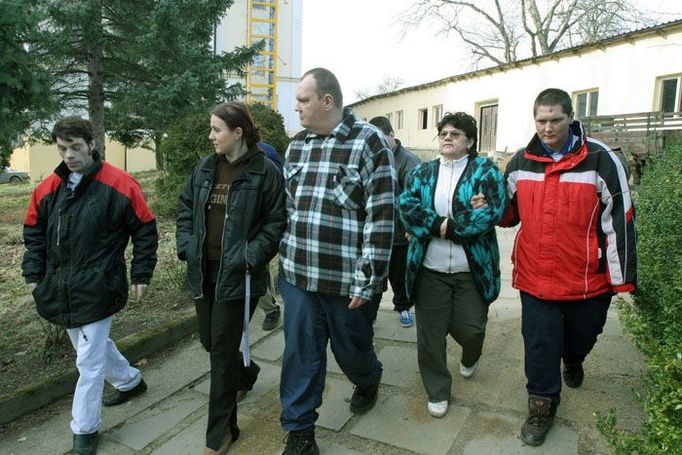 Nikomu nic neudělali, přesto byli mnoho let zavřeni v kleci, uvázáni řetězem, bez možnosi setkat se s ženou. Mají se co učit.