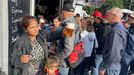 Účastníci mítinku hnutí ANO v Jihlavě stáli velkou frontu na pivo a guláš zdarma.