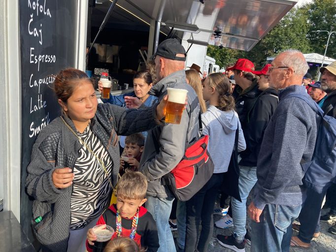 Účastníci mítinku hnutí ANO v Jihlavě stáli velkou frontu na pivo a guláš zdarma.