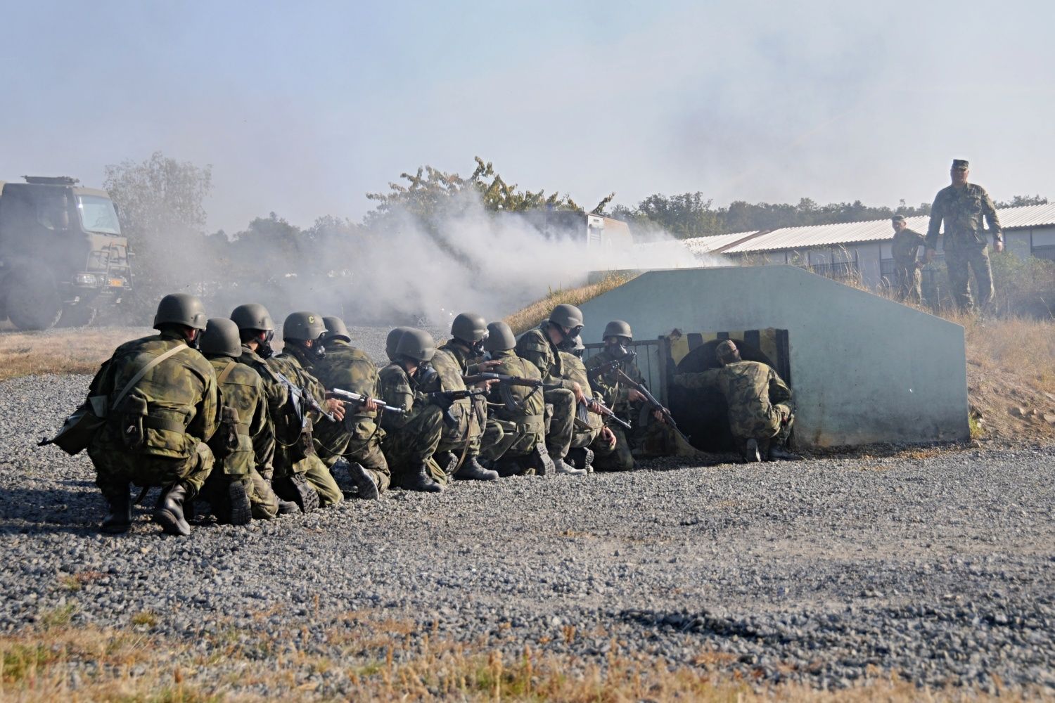 Cvičení Dukly Praha: před průchodem do kouřové roury