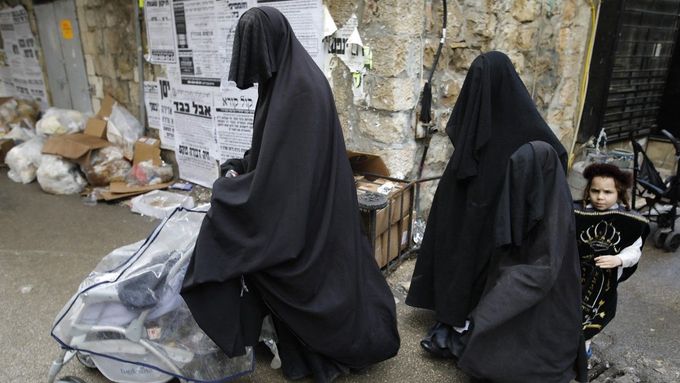 Na snímku z jeruzalémské ultraortodoxní čtvrti Me’a Še’arim jsou židovské členky sekty, která vyznává nejpřísnější pravidla oblékání. Přezdívá se jim tálibánky.
