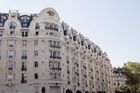 Hotel na levém břehu Seiny vybudovali v roce 1910 v secesním stylu podle návrhu architektů Louise-Charlese Boileaua a Henriho Tauzina.